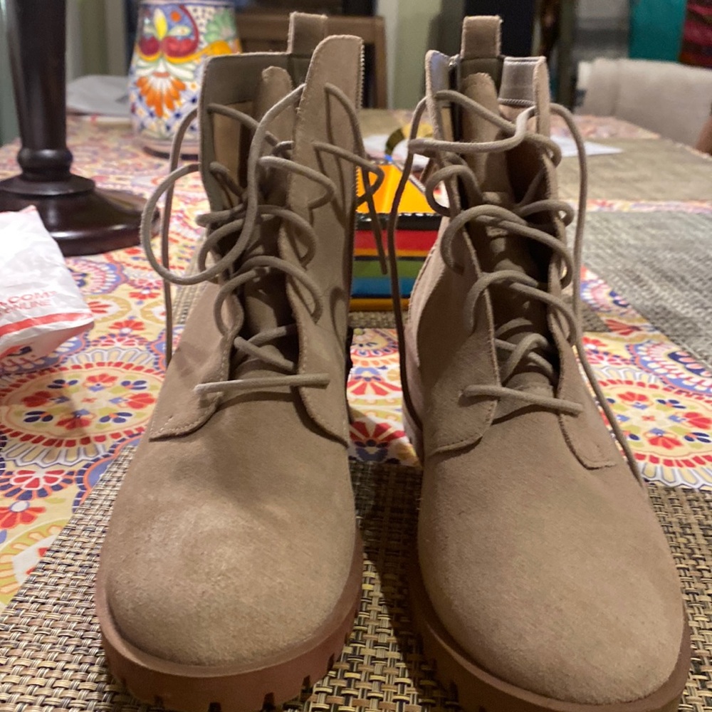 Great waterproof boot! Zipper on side makes it easy to get on/ off. Comfortable